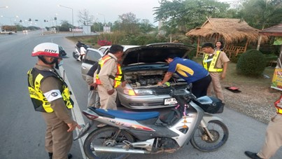 เจ้าหน้าที่ตำรวจ จราจร สภ.เมืองสุโขทัย  ช่วยเหลือประชาชนเนื่องจากรถยนต์สตาร์ไม่ติดเจ้าหน้าที่ตำรวจจราจร จึงให้การช่วยเหลือโดยการนำเครื่องจั๊มสตาร์ไปช่วยเหลือให้ใช้งานได้ตามปกติ