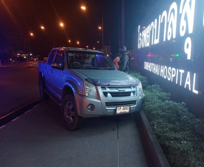 เจ้าหน้าที่ตำรวจ จราจร สภ.เมืองสุโขทัย  ว.4 เหตุ ว.40 รถยนต์ปิกอัพ ฝ่าไฟแดงชนรถยนต์ปิกอัพ บริเวณแยกไฟแดงหน้าโรงพยาบาลสุโขทัย ร.ต.ต.พิชัย    ทองสมบูรณ์ ตรวจสอบ เหตุ ว.40  มีผู้ได้รับบาดเจ็บ ชาย 1 ราย  ทรัพย์สินคู่กรณีเสียหาย