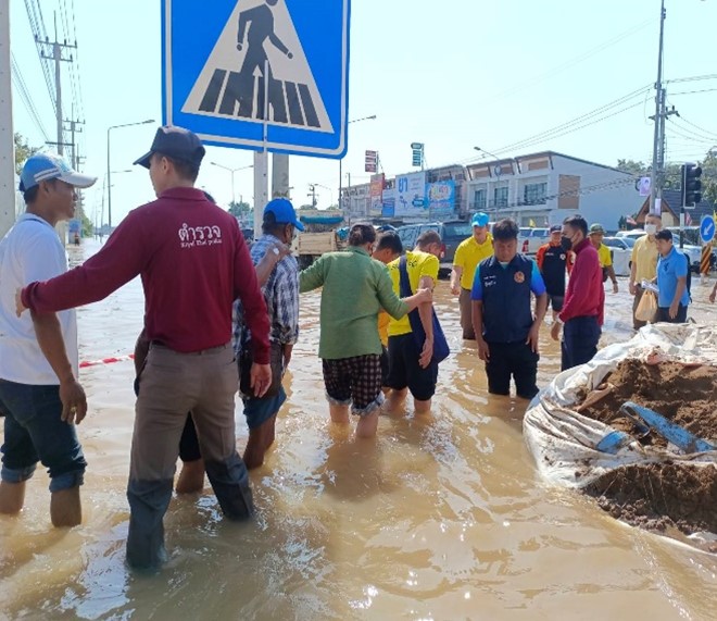 ข้าราชการตำรวจชุดจิตอาสา สภ.เมืองสุโขทัย ร่วมกับ เจ้าหน้าที่ฝ่ายทหาร และฝ่ายปกครอง ให้ความช่วยเหลือประชาชนและผู้ป่วยที่มาใช้บริการ รวมทั้งจัดการจราจร บริเวณถนนด้านหน้าโรงพยาบาลสุโขทัย ต.บ้านกล้วย อ.เมือง จ.สุโขทัย