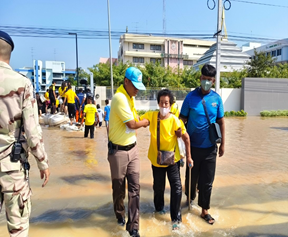 ช่วยเหลือผู้ประสบภัยน้ำท่วม ช่วยผู้ประชาชนและผู้ป่วยที่มาใช้บริการโรงพายาลสุโขทัย บริเวณแยกทางเข้าโรงพยายาลสุโขทัย