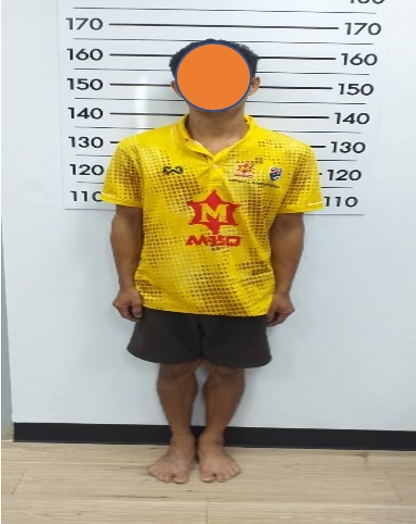 ชุดสืบสวน สภ.เมืองสุโขทัย ได้ร่วมกันจับกุม ผู้ต้องหา 1 ราย ข้อหา “เสพยาเสพติดให้โทษประเภท 1 (เมทแอมเฟตามีน) โดยฝ่าฝืนต่อกฎหมาย” , “มียาเสพติดให้โทษประเภท 1 (เมท) ไว้ในครอบครองโดยไม่ได้รับอนุญาต, เสพและเป็นผู้ขับขี่รถเสพยาเสพติดให้โทษประเภท 1 (เมท) โดยฝ่าฝืนต่อกฎหมาย”