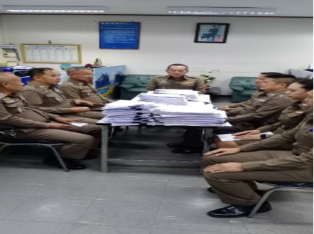 พ.ต.ท.จักรภัทร อิ่มหนำ รอง ผกก.(สอบสวน) สภ.เมืองสุโขทัย พร้อมด้วยพนักงานสอบสวน นำสำนวนการสอบสวนที่อยู่ระหว่างการสอบสวนไปตรวจตามคำสั่ง ตร.ที่ 419/2556 ที่กองบังคับการตำรวจภูธรจังหวัดสุโขทัย