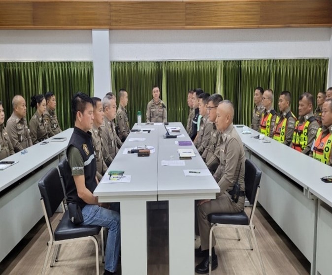 ประชุมชี้แจงและมอบนโยบายการปฏิบัติราชการของ พล.ต.อ.กิตติ์รัฐ พันธุ์เพ็ชร์ ผบ.ตร. ให้แก่ข้าราชการตำรวจได้รับทราบ พร้อมนี้ ได้มอบเสื้อโปโลประดับตราสัญลักษณ์งานเฉลิมพระเกียรติพระบาทสมเด็จพระเจ้าอยู่หัว เนื่องในโอกาสพระราชพิธีมหามงคลเฉลิมพระชนมพรรษา ๖ รอบ ๒๘ กรกฎาคม ๒๕๖๗ ให้แก่ข้าราชการตำรวจในสังกัด