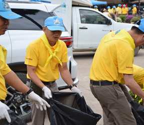 พ.ต.ต.ปรีชา ติ๊บประวงศ์ สวป.(ชส.) สภ.เมืองสุโขทัย และข้าราชการตำรวจ สภ.เมืองสุโขทัย ชุดจิตอาสาร่วมกันทำความสะอาดในบริเวณอุทยานประวัติศาสตร์สุโขทัย หลังเทศกาลลอยกระทงจังหวัดสุโขทัย