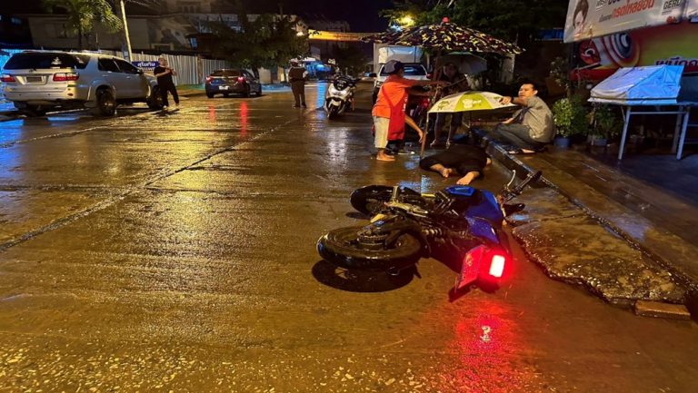 เจ้าหน้าที่ตำรวจ จราจร สภ.เมืองสุโขทัย  ให้การช่วยเหลือ เหตุ  ว.40 รถจักรยานยนต์ กับรถยนต์ส่วนบุคคล ถนนวิเชียร์จำนงค์  ส.ต.ต.เอกมล  อินนารี พร้อมเจ้าหน้างานจราจร ตรวจสอบ เหตุ ว.40  มีผู้ได้รับบาดเจ็บ ชาย  1 ราย  ทรัพย์สินคู่กรณีเสียหาย จึงแจ้งร้อยเวร 30 จราจร , หัวหน้าเวร ศปก. ทราบ