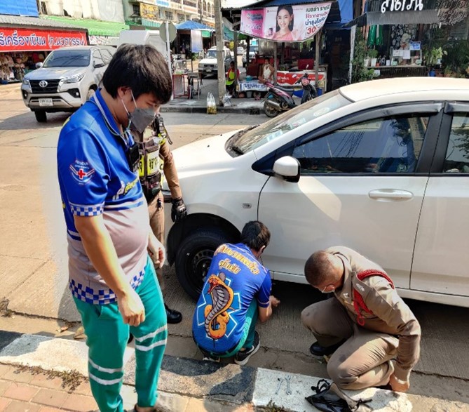 เจ้าหน้าที่ตำรวจ จราจร สภ.เมืองสุโขทัย ให้การช่วยเหลือประชาชนขอความช่วยเหลือเนื่องจาก รถยนต์ยางรั่วเจ้าหน้าที่ตำรวจจราจรจึงให้การช่วยเหลือโดยการ ประสานกู้ภัยดำเนินการช่วยเหลือเปลี่ยนยางอะไหล่ให้ใช้ได้