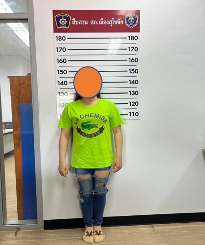 ชุดสืบสวน สภ.เมืองสุโขทัย ได้ร่วมกันจับกุม ผู้ต้องหา 1 ราย ข้อหา “ช่วยเหลือหรือให้ความสะดวกในการที่ผู้อื่นกระทำความผิดฉ้อโกงประชาชนโดยแสดงตนเป็นคนอื่น, เปิดหรือยินยอมให้บุคคลอื่นใช้บัญชีเงินฝาก บัตรอิเล็กทรอนิกส์