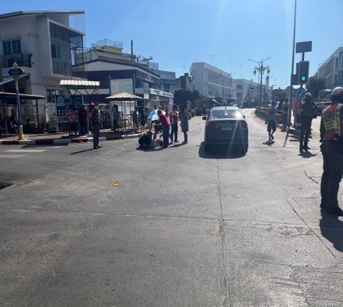 เจ้าหน้าที่ จราจร สภ.เมืองสุโขทัย ว.4 เหตุรถ ยนต์เก๋ง ฝ่าฝืนสัญญาณไฟแดง ชนรถ จยย. แยก สนง.ไฟฟ้า ถนนจรดวิถีถ่อง ร.ต.ท.เสนาะ  อินปั๋น รอง สว.(จร.) สภ.เมืองสุโขทัย พร้อมเจ้าหน้างานจราจร ตรวจสอบ ที่เกิดเหตุ มีผู้ได้รับบาดเจ็บ  1 ราย  แจ้งกู้ภัยนำส่ง รพ.สุโขทัย