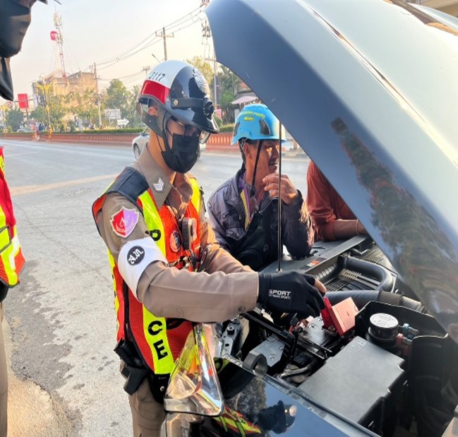 เจ้าหน้าที่ตำรวจ จราจร สภ.เมืองสุโขทัย ว.4 ประชาชนขอความช่วยเหลือเนื่องจาก รถสตาร์ทไม่ติด เจ้าหน้าที่ตำรวจจราจรจึงให้การช่วยเหลือโดยการใช้จั๊มสตาร์ท ให้ใช้การได้ต่อไป