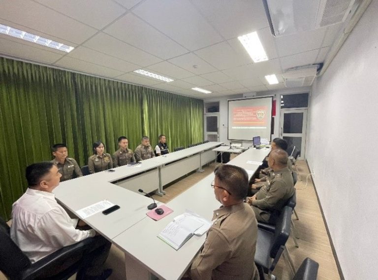 พ.ต.ท.จักรภัทร อิ่มหนำ รอง ผกก.(สอบสวน) หน.งานสอบสวน สภ.เมืองสุโขทัย พร้อมพนักงานสอบสวนร่วมประชุมออนไลน์ กับ กองบัญชาการตำรวจภูธร ภาค 6 เพื่อเตรียมพร้อมในการรับคดี ช่วงเทศลกาล ปีใหม่ 2568