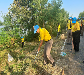 พ.ต.ต.ปรีชา ติ๊บประวงศ์ สวป.(ชส.) สภ.เมืองสุโขทัย และชุดจิตอาสา ร่วมกิจกรรมจิตอาสาพัฒนา เนื่องในโอกาสวันสำคัญของชาติไทย ในวันคล้ายวันพระบรมราชสมภพพระบาทสมเด็จพระบรมชนกาธิเบศร มหาภูมิพลอดลุยเดชมหาราช บรมนาถบพิตร  5 ธันวาคม 2567