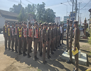 พ.ต.อ.ไพบูลย์ กาศอุดม ผกก.สภ.เมืองสุโขทัย พร้อมด้วย พ.ต.ท.วศิน สุภา รอง ผกก.ป. สภ.เมืองสุโขทัย ปล่อยแถวข้าราชการตำรวจในสังกัด ตรวจการแต่งกาย ทรงผม และอุปกรณ์สำหรับการอำนวยความสะดวกเส้นทางการจราจร บริเวณหน้า ที่ทำการสายตรวจตำบลบ้านกล้วย  เพื่อเตรียมความพร้อมสำหรับภารกิจถวายความปลอดภัยเส้นทางเสด็จ ทูลกระหม่อมหญิงอุบลรัตนราชกัญญา สิริวัฒนาพรรณวดี