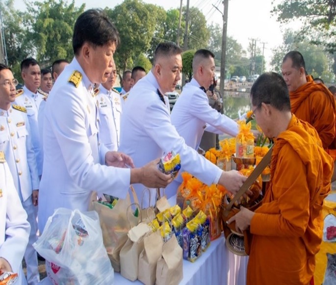 พ.ต.อ.ไพบูลย์ กาศอุดม ผกก.สภ.เมืองสุโขทัย เข้าร่วมพิธีเจริญพระพุทธมนต์และทำบุญตักบาตรถวายพระราชกุศลและพิธีวางพานพุ่มดอกไม้ถวายราชสักการะ เนื่องในวันคล้ายวันพระบรมราชสมภพ พระบาทสมเด็จพระบรมชนกาธิเบศรมหาภูมิพล อดุลยเดชมหาราช บรมนาถบพิตร วันชาติ และวันพ่อแห่งชาติ 5 ธันวาคม 2567