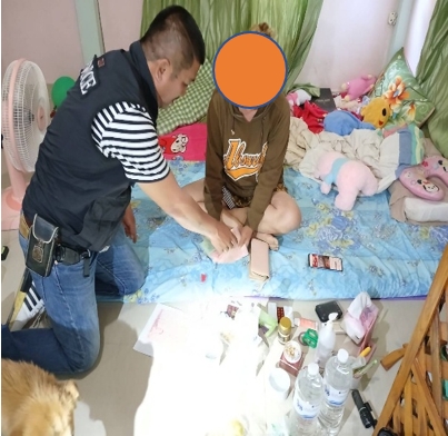 ชุดสืบสวน สภ.เมืองสุโขทัย ได้ร่วมกันจับกุม ผู้ต้องหา 1 ราย ข้อหา “จำหน่ายยาเสพติดให้โทษประเภท 1 (ยาบ้าหรือเมทแอมเฟตามีน) โดยกระทำเพื่อการค้า”