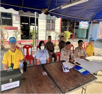 ร.ต.ท.บุญพิทักษ์ ขันพินิจ รอง สว(ป.)ปฏิบัติหน้าที่ธุรการงานสอบสวน สภ.เมืองสุโขทัย พร้อมกำลัง จนท.สาธารณะสุข จนท.ฝ่ายปกครอง ร่วมกันตั้งจุดตรวจบริการประชาชนเพื่อป้องกันและลดอุบัติเหตุทางถนนช่วงเทศกลปีใหม่ 2568