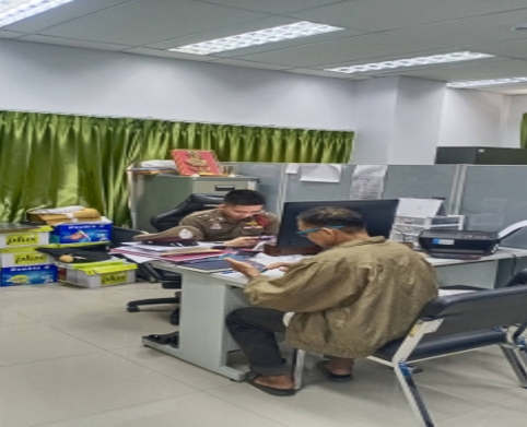 ร.ต.ท.กฤษฎา มีอินทร์ รอง สว.(สอบสวน) สภ.เมืองสุโขทัย ขณะปฏิบัติหน้าที่พนักงานสอบสวนเวร ได้รับแจ้งเหตุ ลักทรัพย์ ได้สอบสวนปากคำผู้เสียหายไว้เพื่อรวบรวมพยานหลักฐาน และติดตามตัวผู้ต้องหา มาเพื่อดำเนินคดีตามกฎหมาย