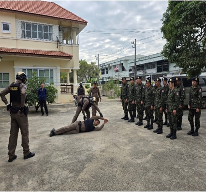 พ.ต.ต.ปรีชา ติ๊ปประวงศ์ สวป.ชส.สภ.เมืองสุโขทัย พร้อม ร.ต.อ.ศุภกร โกยรัตโกศล รอง สวป.สภ.เมืองสุโขทัย,สายตรวจรถยนต์ ,สายตรวจจักรยานยนต์,ชุด ชมส. ให้ความรู้เกี่ยวกับ การรับมือการเผชิญเหตุ การตรวจค้นบุคคลในที่สาธารณะ การใช้อุปกรณ์ต่างๆ ให้แก่เจ้าหน้าที่กองบังคับการกองอาสารักษาดินแดนอำเภอเมืองสุโขทัย