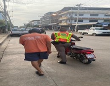 ให้ความช่วยเหลือเนื่องจาก รถ จยย.ยางรั่ว เจ้าหน้าที่ตำรวจจราจรจึงให้การช่วยเหลือโดยการช่วยจูงรถ จยย.ไปส่งที่ร้านซ่อมรถ