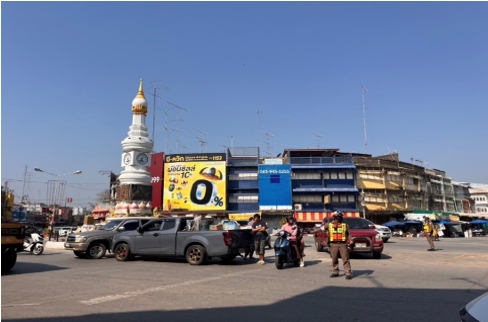 ตำรวจ จราจร สภ.เมืองสุโขทัย ว.4 รถยนต์เก๋ง กับรถยนต์ปิกอัพ  บริเวณวงเวียนหอนาฬิกา  จ.ส.ต.ธีรพล  สีหะวงศ์ พร้อมเจ้าหน้างานจราจร ตรวจสอบที่เกิดเหตุ จึงแจ้งร้อยเวร 30 จราจร , หัวหน้าเวร ศปก. ทราบ