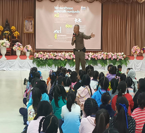 พ.ต.ต.ปรีชา ติ๊ปประวงศ์ สวป.ชส.สภ.เมืองสุโขทัย พร้อม ร.ต.อ.สุทธิพงษ์  ลาวจันทร์ รอง สวป.สภ.เมืองสุโขทัย,สายตรวจรถยนต์ ,สายตรวจจักรยานยนต์,ชุด ชมส. ให้ความรู้เกี่ยวกับโครงการ แผนเผชิญเหตุในสถานศึกษา(หนี ซ่อน สู้)และการใช้รถตู้ขนส่งอย่างปลอดภัย ณ ห้องประชุมโรงเรียนวัดวังสวรรค์