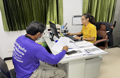 ร.ต.อ.หญิงยุวงดี พุ่มเกตุ รอง สว.(สอบสวน) สภ.เมืองสุโขทัย ขณะปฏิบัติหน้าที่พนักงานสอบสวนเวรออนไลน์ ได้รับแจ้งเหตุ หลอกลวงให้ลงทุน ได้สอบสวนปากคำผู้เสียหายไว้เพื่อรวบรวมพยานหลักฐาน และติดตามตัวผู้ต้องหา