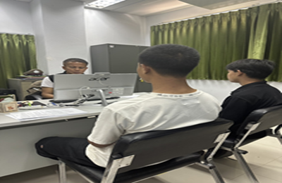 พ.ต.ท.กษิณ จินะกาศ สว.(สอบสวน) สภ.เมืองสุโขทัย ขณะปฏิบัติหน้าที่พนักงานสอบสวนเวร ได้รับคดี ร่วมกันทำร้ายร่างกายเป็นเหตุให้ผู้อื่นได้รับอันตรายสาหัส ได้สอบสวนปากคำผู้เสียหายไว้เพื่อรวบรวมพยานหลักฐาน และติดตามตัวผู้ต้องหา