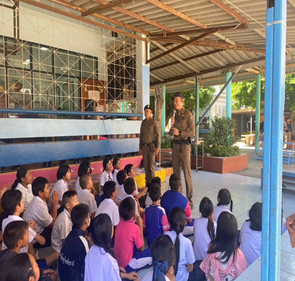 พ.ต.ท.วศิน สุภา รอง ผกก.ป.สภ.เมืองสุโขทัยพ.ต.ต.ปรีชา ติ๊บประวงศ์ สวป.(ชส)สภ.เมืองสุโขทัยร้อยเวร20 สายตรวจรถยนต์รถจักรยานยานต์ และชุดปฏิบัติการชุมชนสัมพันธ์ ร่วมกับโรงเรียนเทศบาลเมืองสุโขทัยธานีฯมาให้ความรู้คำแนะนำ Active Shooter