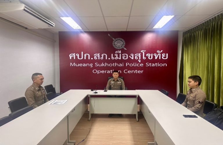 พ.ต.ท.ณรงค์ อุตบัววงศ์  สว.(สอบสวน) สภ.เมืองสุโขทัย พร้อมด้วยพนักงานสอบสวนและเจ้าหน้าที่แอดมินร่วมประชุม ปรับปรุงระบบ Crimes ณ ห้องศูนย์ปฏิบัติการสถานีตำรวจภูธรเมืองสุโขทัย