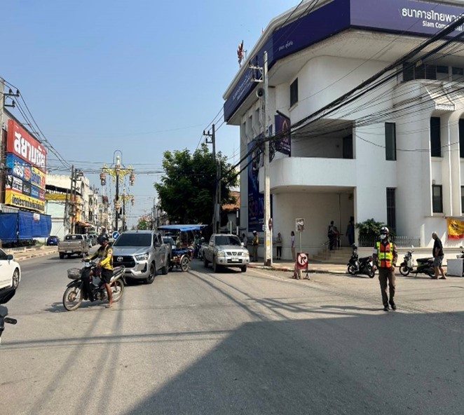 เจ้าหน้าที่ตำรวจ จราจร สภ.เมืองสุโขทัย ได้รับแจ้งเหตุจากศูนย์วิทยุ สภ.เมืองสุโขทัย เหตุ  ว.40 รถสามล้อเครื่อง กับรถยนต์ปิกอัพ บริเวณแยกธนาคารไทยพาณิชย์  จ.ส.ต.ชาร์วิณ  พลพิรา  พร้อมเจ้าหน้างานจราจร ตรวจสอบ เหตุ ว.40  ไม่มีผู้ได้รับบาดเจ็บ ทรัพย์สินคู่กรณีเสียหาย จึงแจ้งร้อยเวร 30 จราจร , หัวหน้าเวร ศปก. ทราบ