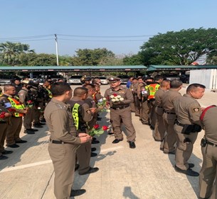 พ.ต.ท.จักรภัทร อิ่มหนำ รอง ผกก.(สอบสวน) สภ.เมืองสุโขทัย นำข้าราชการตำรวจ สภ.เมืองสุโขทัย เข้าร่วมพิธีแสดงความยินดีกับท่าน พ.ต.อ.ไพบูลย์ กาศอุดม เนื่องในโอกาสได้รับตำแหน่ง รอง ผบก.ภ.จว.สุโขทัย