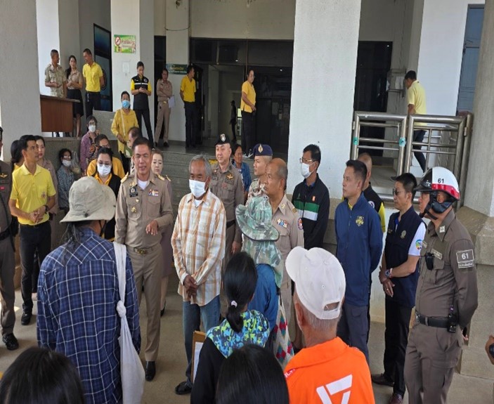 พ.ต.ท.ชนายุส  จิโน รอง ผกก.สส.สภ.เมืองสุโขทัย , พ.ต.ท.กิตติศักดิ์  บุตรเคน  สว.สส.สภ.เมืองสุโขทัย และชุดสืบสวน สภ.เมืองสุโขทัย ได้ร่วมสังเกตการณ์การชุมนุมฯ อำนวยความสะดวกการจราจรและขอรายงานสถานการณ์การชุมนุม กลุ่มสมัชชาประชาชนฅนเหนือล่าง ได้เดินทางมายัง ศาลากลางจังหวัดสุโขทัย เพื่อยื่นหนังสือต่อ ผู้ว่าราชการจังหวัดสุโขทัย  กรณีขอให้แก้ไขปัญหาความเดือดร้อนของเกษตรกรชาวนา