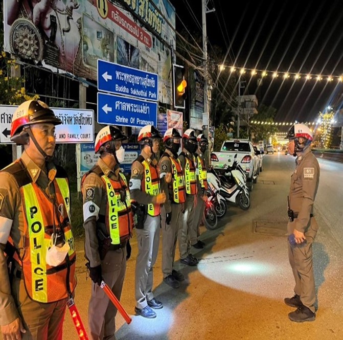 พ.ต.ท.ลักษณา  แจ่มจันทร์ สว.จร.สภ.เมืองสุโขทัย พร้อมเจ้าหน้าที่ตำรวจจราจร  อำนวยความสะดวกด้านการจราจร   งานเทศกาลสักการะพระแม่ย่าและงานกาชาดจังหวัดสุโขทัย  บริเวณแยกอินทรีย์ ต.ธานี อ.เมือง จ.สุโขทัย