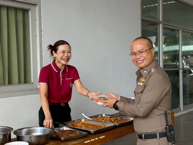 กิจกรรมเลี้ยงอาหารกลางวันข้าราชการตำรวจในสังกัด สภ.เมืองสุโขทัย