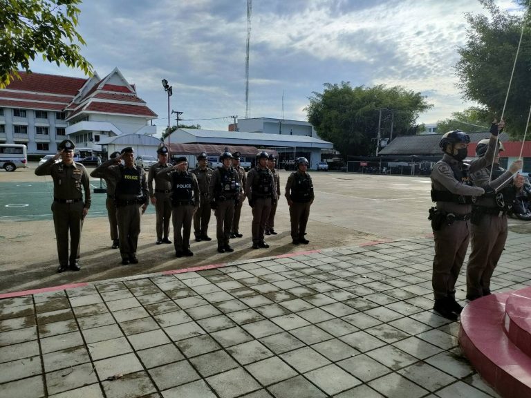 เข้าแถวเคารพธงชาติ ตรวจเครื่องแต่งกายและทรงผมให้เป็นไปตามระเบียบที่ ตร. กำหนด