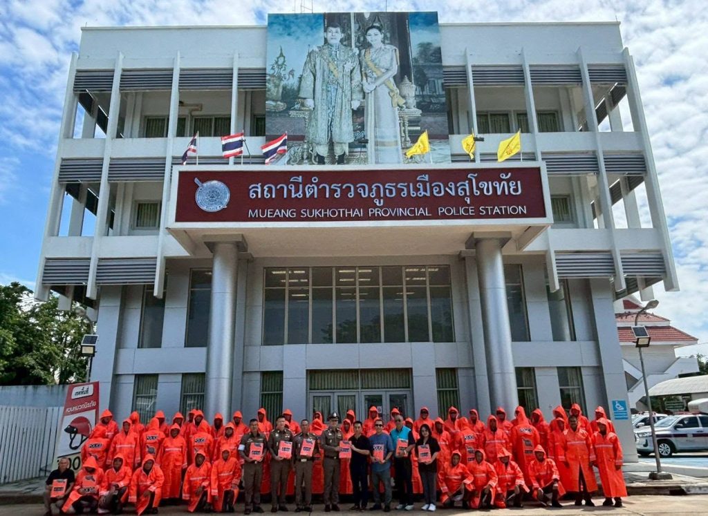 รับมอบเสื้อกันฝนสะท้อนแสง จำนวน 100 ตัว จาก บริษัท สุโขทัย ฮอนด้าคาร์ส์ จำกัด